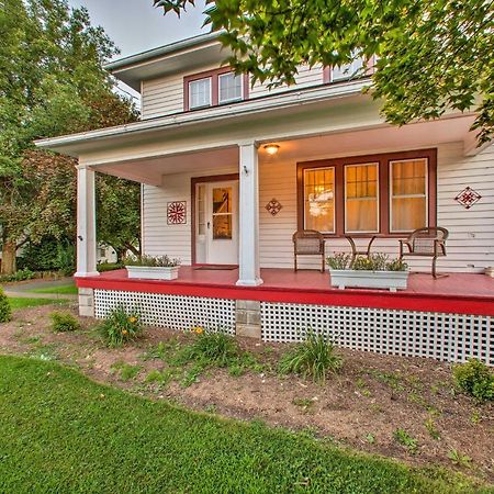 Whimsical Lancaster House With Porch Near Amish Farmヴィラ エクステリア 写真