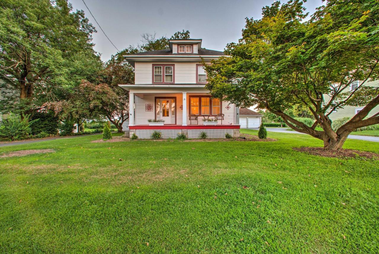Whimsical Lancaster House With Porch Near Amish Farmヴィラ エクステリア 写真